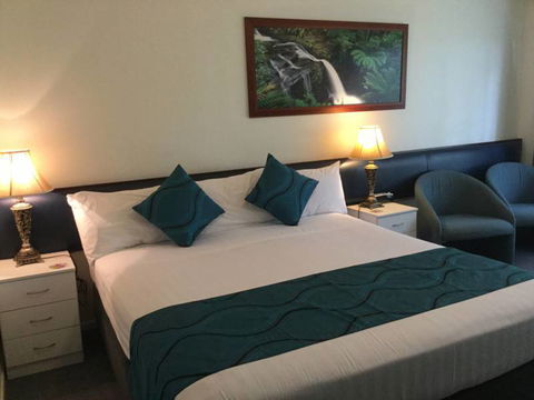Golden Chain Poinciana Motel - Tourism TAS 11