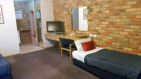 BEST WESTERN Pines Country Club Motor Inn - Hobart Tourism 1