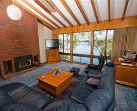 Waterside Accommodation - Derwent Retreat - Tourism TAS 1