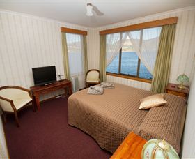 Waterside Accommodation - Derwent Retreat - Tourism TAS 3