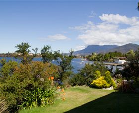 Waterside Accommodation - Derwent Retreat - Tourism TAS 5