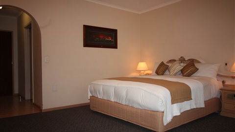 Country Plaza Halls Gap - Tourism TAS 3