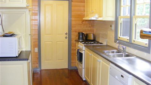 Belfast Cottages - Hobart Tourism 1