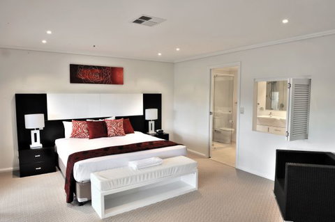 Absolute Beachfront Opal Cove Resort - Tourism TAS 10