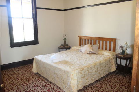 Neath Hotel - Tourism TAS 3