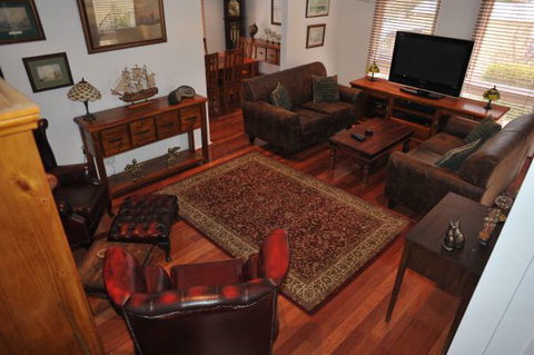 The Pommy Tree Bed And Breakfast - Hobart Tourism 1