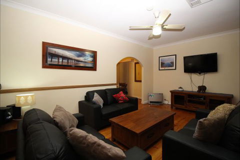 Christies Cottage For Holidays And Relocations. - Hobart Tourism 2