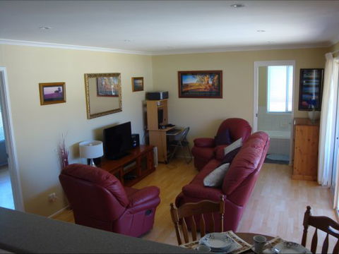 Christies Cottage For Holidays And Relocations. - Hobart Tourism 24