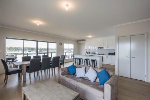 River Shack Rentals - Living The Dream - Tourism TAS 89