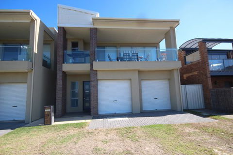 LJ Hooker Goolwa Holiday Rentals - 42 Underwood Avenue, Goolwa Beach - Tourism TAS 3