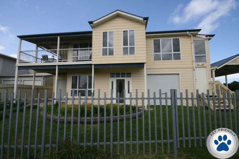LJ Hooker Goolwa Holiday Rentals - 42 Underwood Avenue, Goolwa Beach - Tourism TAS 4
