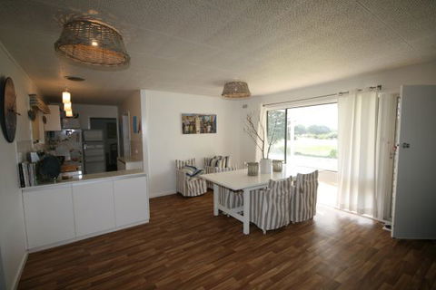 LJ Hooker Goolwa Holiday Rentals - 42 Underwood Avenue, Goolwa Beach - Tourism TAS 8