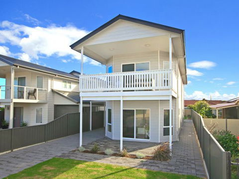 Century 21 SouthCoast: White Caps - Hobart Tourism 0