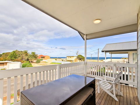 Century 21 SouthCoast: White Caps - Hobart Tourism 3