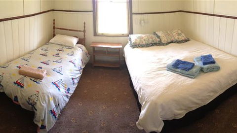 Twin Palms Cottage - Hobart Tourism 0