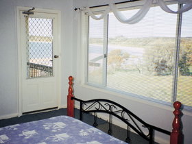 Loverings White House - Emu Bay - Tourism TAS 1