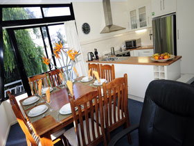 Boats And Bedzzz - The Murray Dream Self-contained Moored Houseboat - Tourism TAS 1