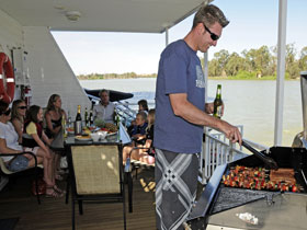 Boats And Bedzzz - The Murray Dream Self-contained Moored Houseboat - Tourism TAS 3