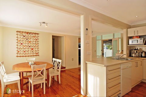 Hayes Beach House - Hobart Tourism 8