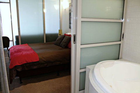 ADELAIDE DRESSCIRCLE APARTMENTS - THE PALMS APARTMENTS KENT TOWN - Tourism TAS 2