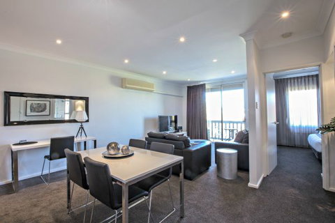ADELAIDE DRESSCIRCLE APARTMENTS - THE PALMS APARTMENTS KENT TOWN - Tourism TAS 4
