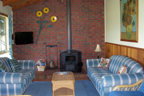 Sunflower Cottage - Hobart Tourism 1