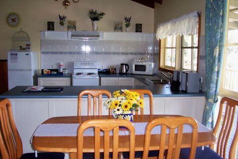 Sunflower Cottage - Hobart Tourism 2