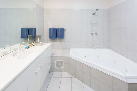 Adventure Backpackers - Tourism TAS 4