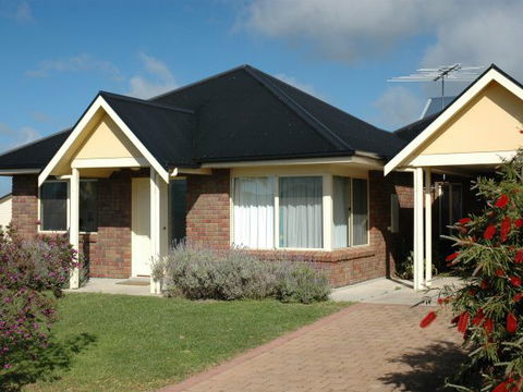 Seashells Apartments Unit 2 - Tourism TAS 3
