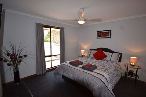 Riverbush Cottages - Hobart Tourism 4