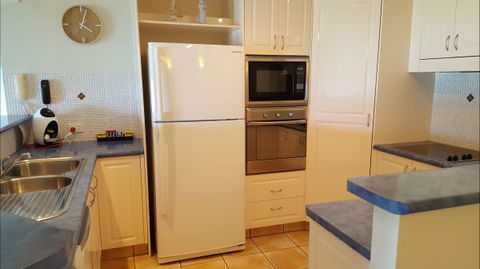 Sea Star Holiday Apartments - Tourism TAS 7
