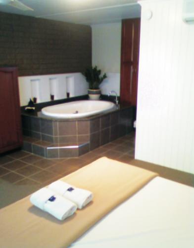 Country Plaza Motor Inn - Hobart Tourism 11