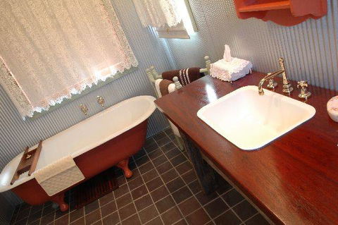 Wombat Lodge - Hobart Tourism 3