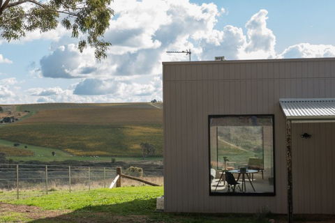 Dragon Fly Cottages - Hobart Tourism 0