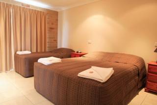 Emerald Central Palms Motel - Hobart Tourism 38