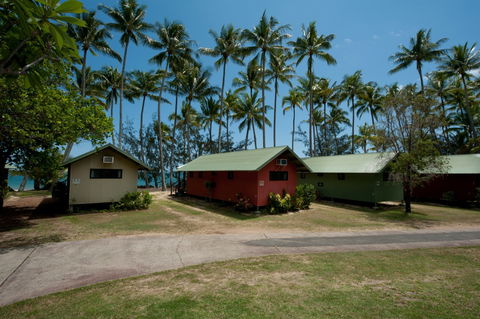 Ellis Beach Oceanfront Bungalows & Caravan Pk - Tourism TAS 7