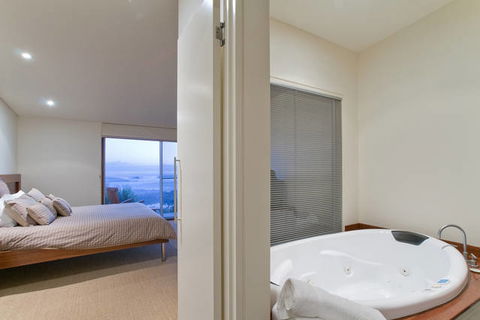 Hearn's Beachside Villas - Hobart Tourism 1