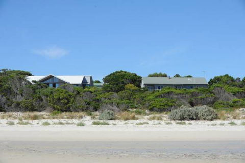 Island Beach Escape - Beachcomber - Hobart Tourism 1