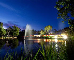 Savannah Visitor Plaza, Taronga Western Plains Zoo Dubbo - Hobart Tourism 3