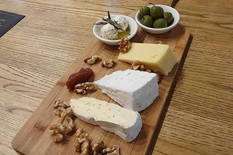 Hobart Small Group Wine Tour Saturday Afternoon: Wines, Gins & Cheeses - Tourism TAS 4