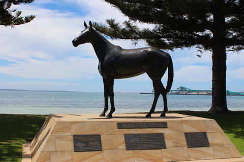 Makybe Diva Statue - Hobart Tourism 0