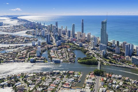 Gold Coast Airport Transfers : Gold Coast City To Airport OOL In Business Car - Hobart Tourism 3