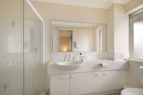 Surfers Tropique - Tourism TAS 7