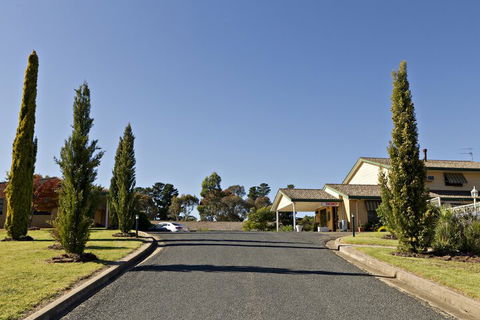 Hilltops Retreat Motor Inn - Hobart Tourism 1