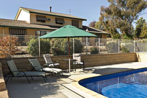 Hilltops Retreat Motor Inn - Hobart Tourism 2