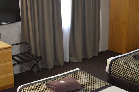 Hilltops Retreat Motor Inn - Hobart Tourism 7