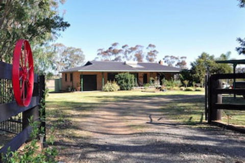 Talga Vines Vineyard Escape - Hobart Tourism 0