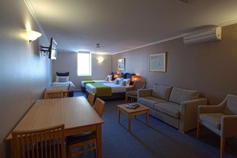 Quest Waterfront Serviced Apartments - Tourism TAS 3