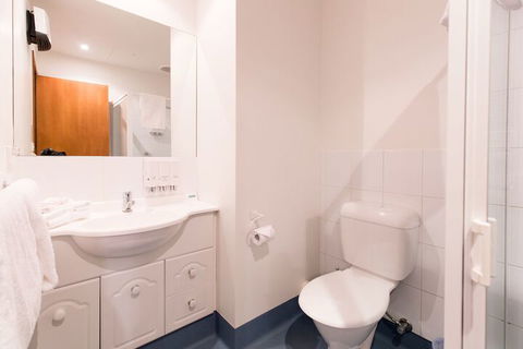 Bay Hotel Apartments - Tourism TAS 7