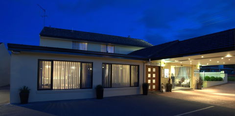 Country Plaza Queanbeyan - Hobart Tourism 0